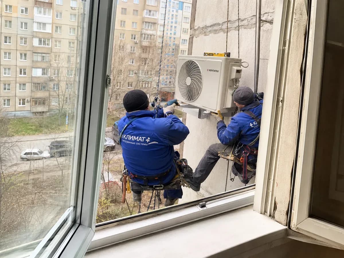 Бригада устанавливает наружный блок
