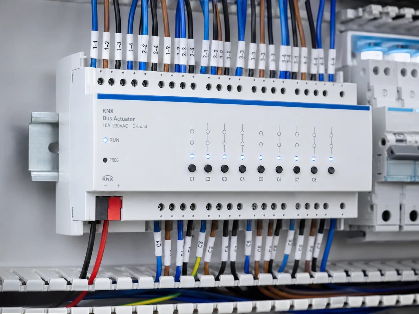 KNX-актуатор на DIN-рейке в электрощите